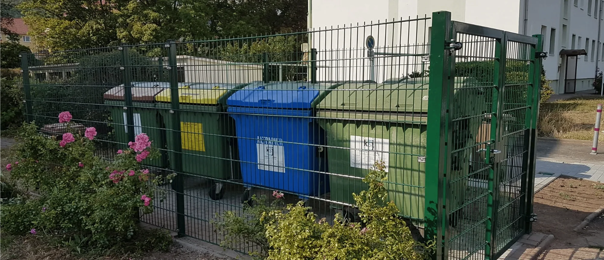 Gittermattenzaun als Sichtschutz vor Mülltonnen
