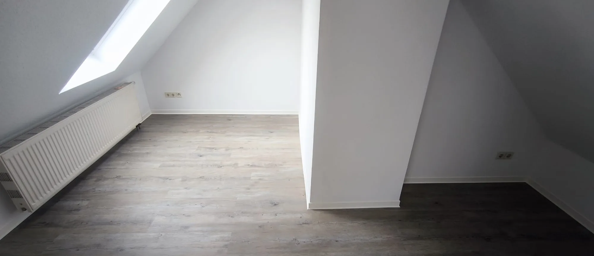 Neu verlegter Bodenbelag in einem Dachzimmer
