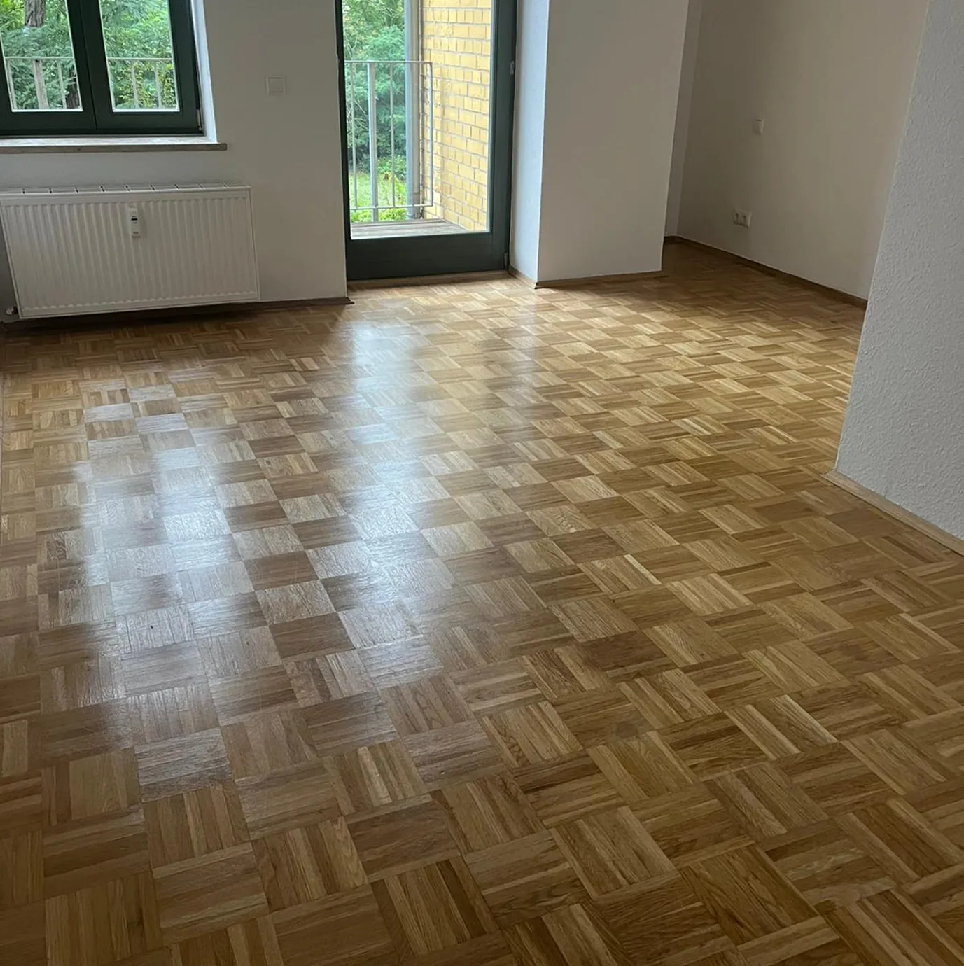 Verlegtes Tafelparkett in einem Wohnzimmer