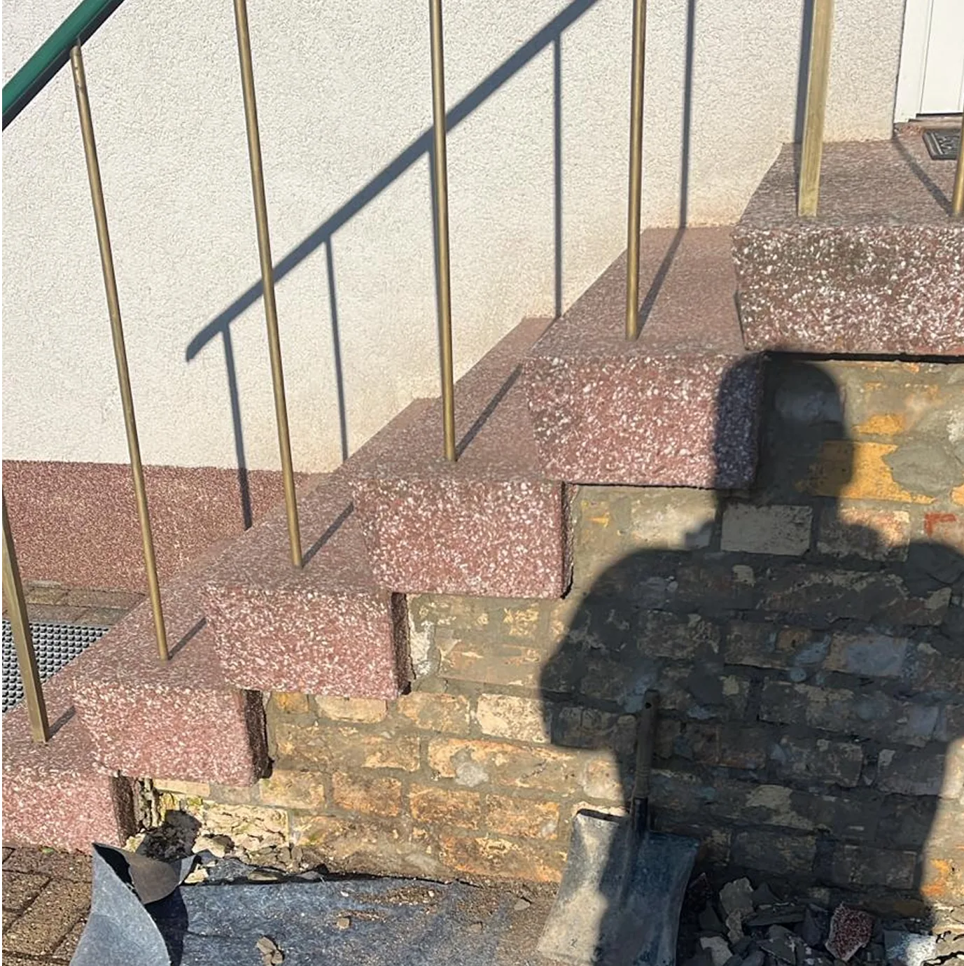 Sanierte Außentreppe mit Geländer