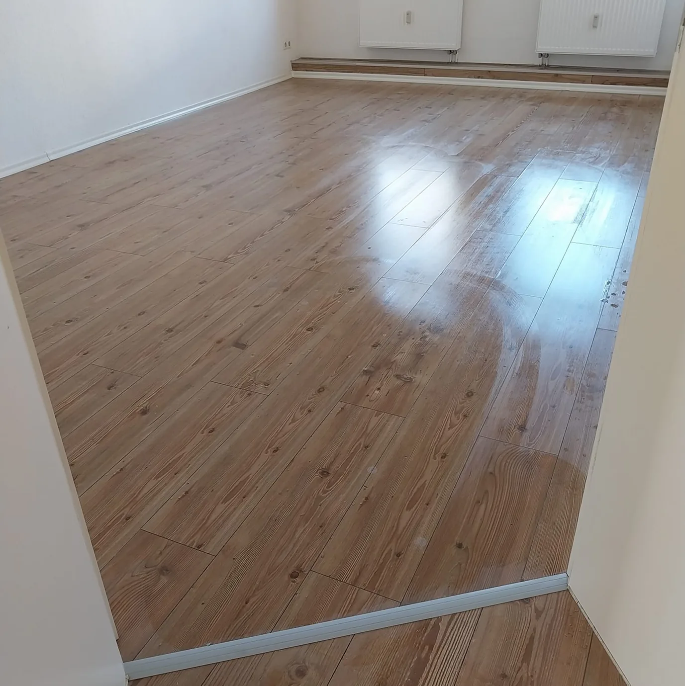 Neu verlegter heller Holzboden