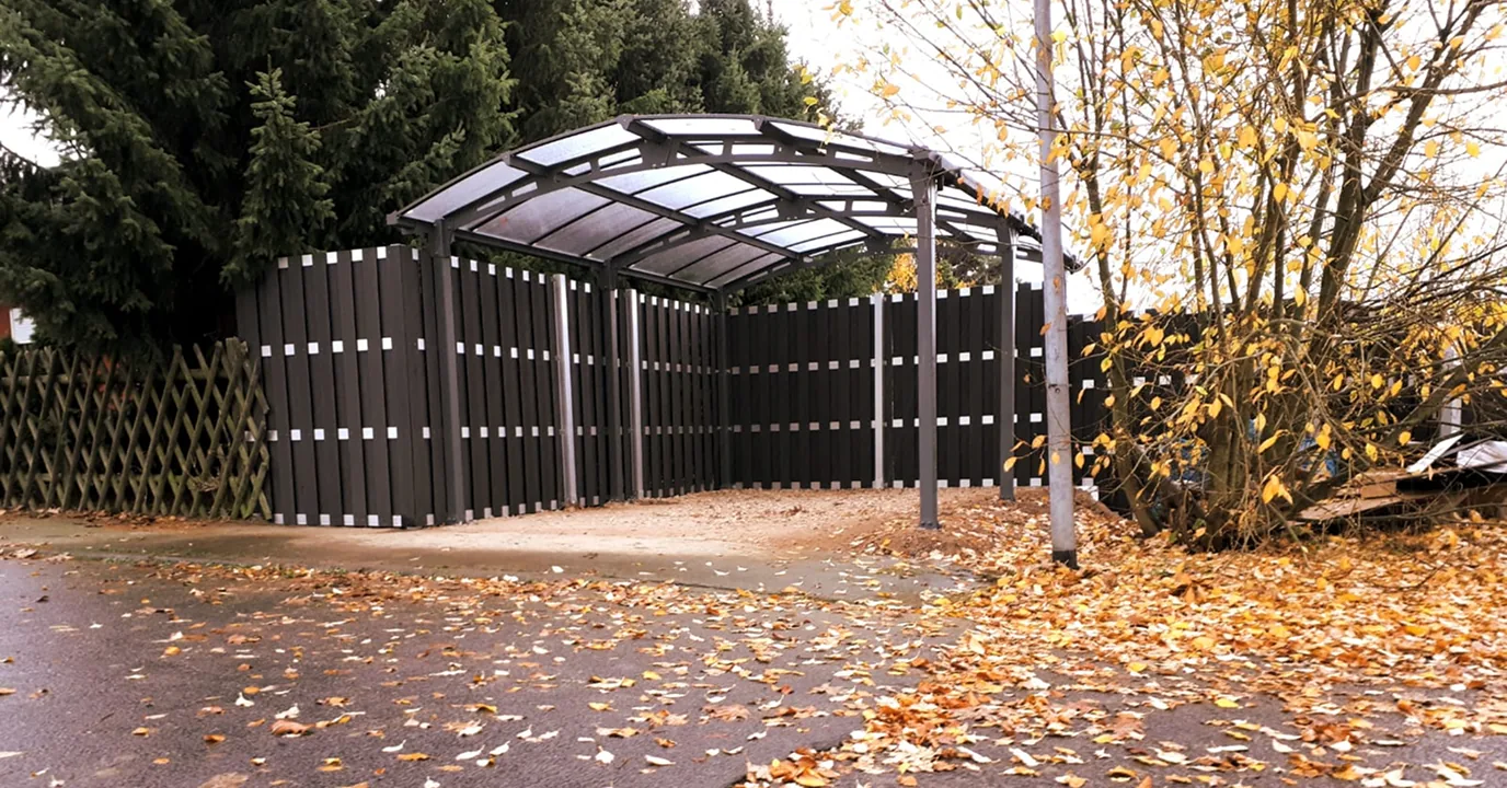 Sichtschutzzaun aus Holz neben einem Carport